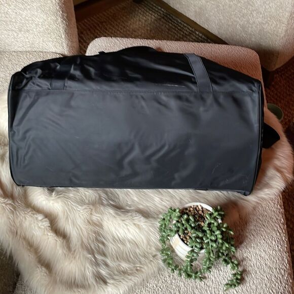 Like new black GAP duffel bag and travel toiletry travel bag - Picture 6 of 16